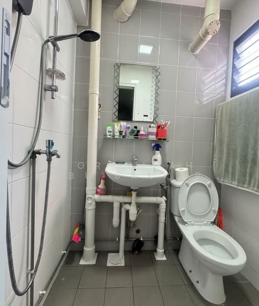 484 Jurong West Avenue 1 HDB Flat For Sale at S$ 420,000 | PropertyGuru Singapore - Bathroom