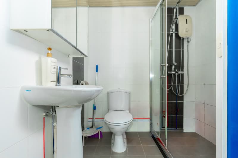815C Choa Chu Kang Avenue 7 HDB Flat For Sale at S$ 630,000 | PropertyGuru Singapore - Bathroom