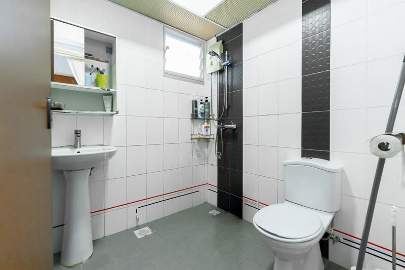 815C Choa Chu Kang Avenue 7 HDB Flat For Sale at S$ 630,000 | PropertyGuru Singapore - Bathroom