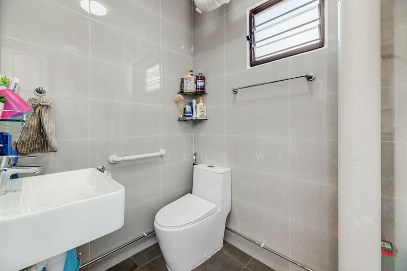 877 Tampines Street 84 HDB Flat For Sale at S$ 520,000 | PropertyGuru Singapore - Bathroom