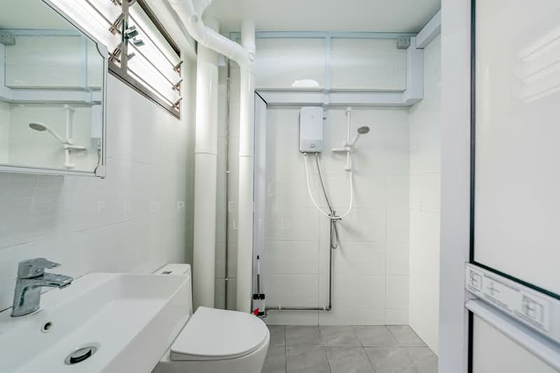 430 Bukit Panjang Ring Road HDB Flat For Sale at S$ 488,000 | PropertyGuru Singapore - Bathroom