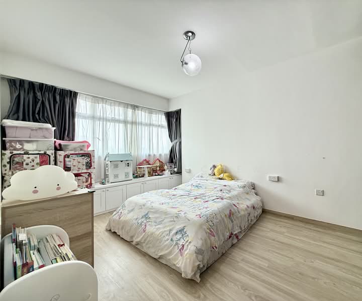 440A Fernvale Link HDB Flat For Sale at S$ 838,000 | PropertyGuru Singapore - Master Bedroom
