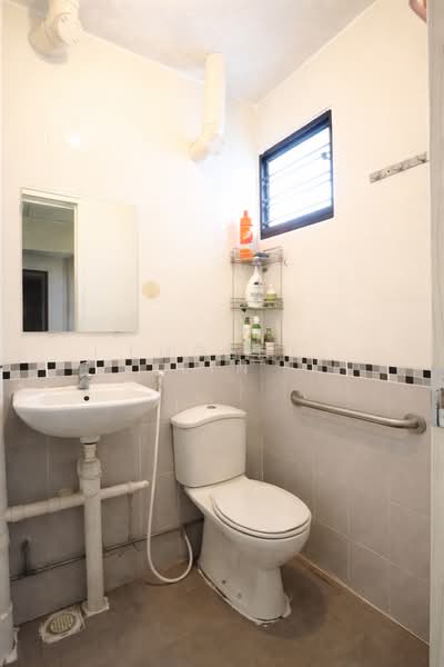 8 Saint George's Lane, 8 Saint George's Lane, 2 Bedrooms, 732 sqft, HDB Flat For Sale, by Eugene Lin, 500100477 - Bathroom - PropertyGuru.com.sg