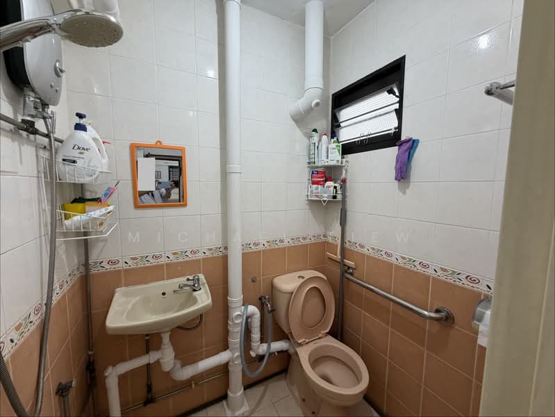 319 Ang Mo Kio Avenue 1, 319 Ang Mo Kio Avenue 1, 2 Bedrooms, 786 sqft, HDB Flat For Sale, by Michael Tiew, 500100485 - Bathroom - PropertyGuru.com.sg