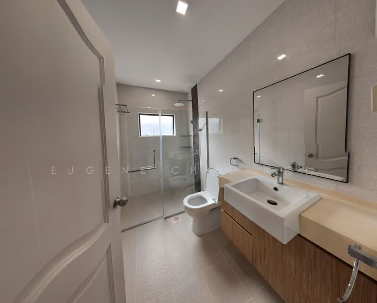 `Spacious Semi-Detached For Rent, Toh Yi Drive at Beauty World, 4 Bedrooms, 4,300 sqft, Semi-Detached House For Rent, by Eugene Choo 朱修仁, 500100488 - Bathroom - PropertyGuru.com.sg