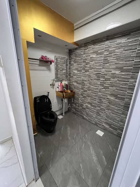 574 Pasir Ris Street 53 HDB Flat For Sale at S$ 690,000 | PropertyGuru Singapore - Bathroom