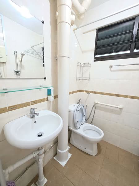231 Bukit Batok East Avenue 5 HDB Flat For Sale at S$ 420,000 | PropertyGuru Singapore - Bathroom
