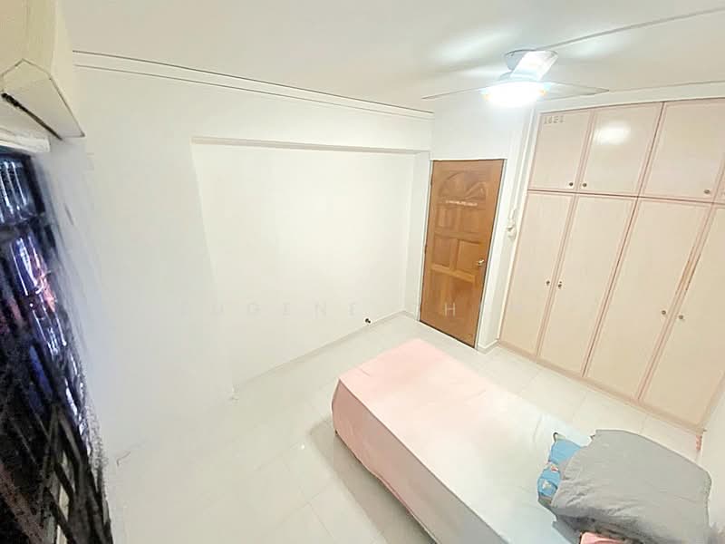 350 Tampines Street 33 HDB Flat For Sale at S$ 668,888 | PropertyGuru Singapore - Bedroom