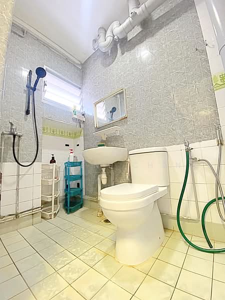 350 Tampines Street 33 HDB Flat For Sale at S$ 668,888 | PropertyGuru Singapore - Bathroom