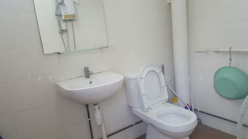 182 Bishan Street 13, 182 Bishan Street 13, Room Rental, 150 sqft, HDB Flat For Rent, by (Ekky) Sri Redjeki Widjaja, 500100561 - Bathroom - PropertyGuru.com.sg