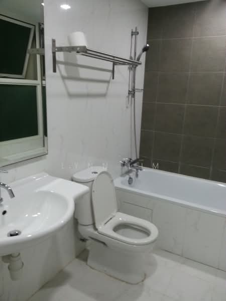 Blossoms @ Woodleigh, 10 Woodleigh Close, 3 Bedrooms, 1,206 sqft, Condominium For Rent, by Lynn Lim, 500100562 - Bathroom - PropertyGuru.com.sg