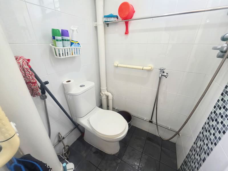 407 Tampines Street 41, 407 Tampines Street 41, 2 Bedrooms, 742 sqft, HDB Flat For Rent, by Anthony Lim, 500100596 - Bathroom - PropertyGuru.com.sg