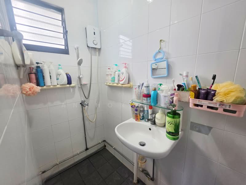 407 Tampines Street 41, 407 Tampines Street 41, 2 Bedrooms, 742 sqft, HDB Flat For Rent, by Anthony Lim, 500100596 - Bathroom - PropertyGuru.com.sg