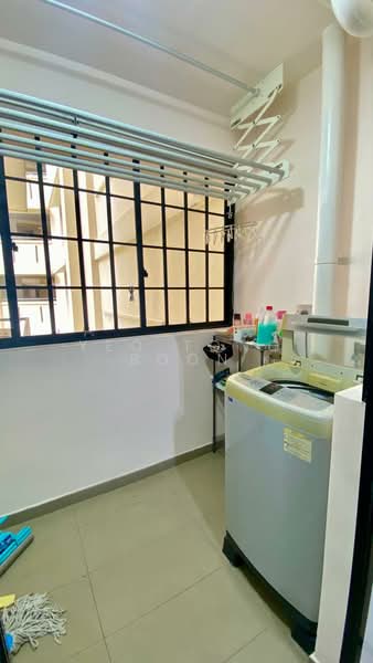 463B Bukit Batok Street 41 HDB Flat For Sale at S$ 820,000 | PropertyGuru Singapore - Balcony