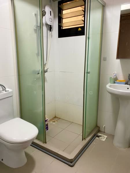 463B Bukit Batok Street 41 HDB Flat For Sale at S$ 820,000 | PropertyGuru Singapore - Bathroom