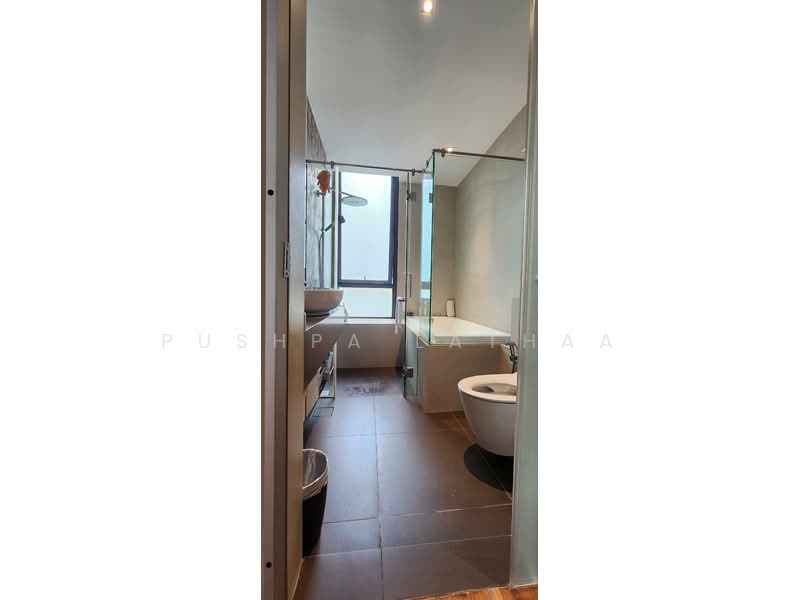 Chestnut Residences, Dairy Farm Crescent, 4 Bedrooms, 3,590 sqft, Terraced House For Rent, by Pushpa Lathaa, 500100612 - Master Bathroom - PropertyGuru.com.sg