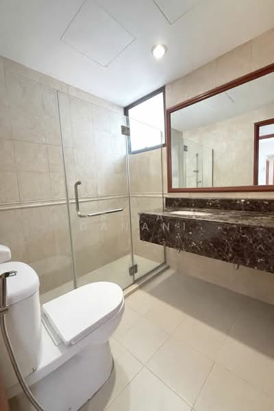 Parc Oasis Condominium For Sale at S$ 1,650,000 | PropertyGuru Singapore - Bathroom