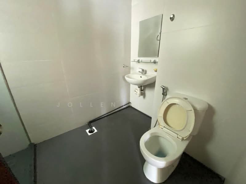 Pinevale Condominium For Sale at S$ 1,800,000 | PropertyGuru Singapore - Bathroom