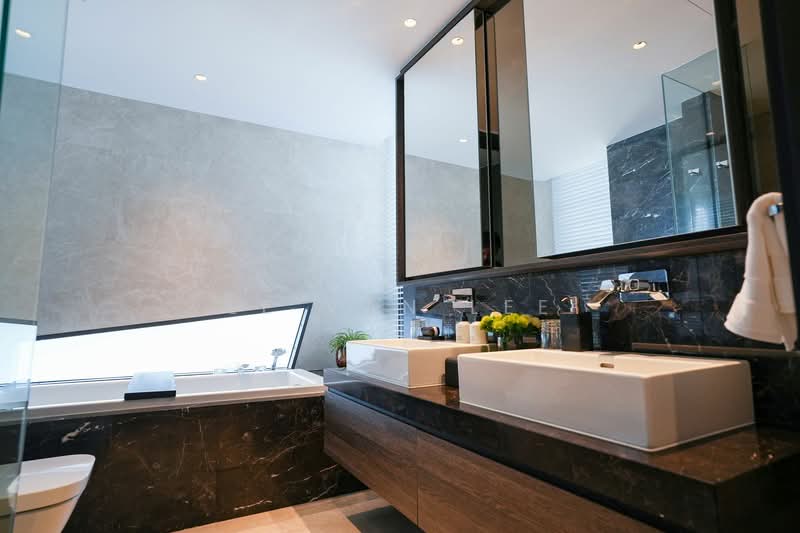 Cape Royale Condominium For Sale at S$ 5,963,000 | PropertyGuru Singapore - Master Bathroom