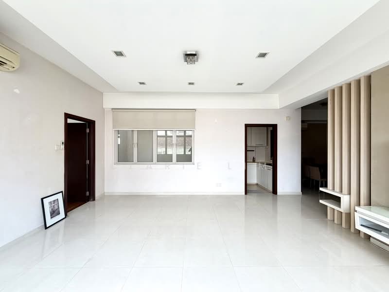 Spacious 4 Bedrooms Condo for rent, , 4 Bedrooms, 1,600 sqft, Apartment For Rent, by Clarie Lim, 500100703 - Living Room - PropertyGuru.com.sg
