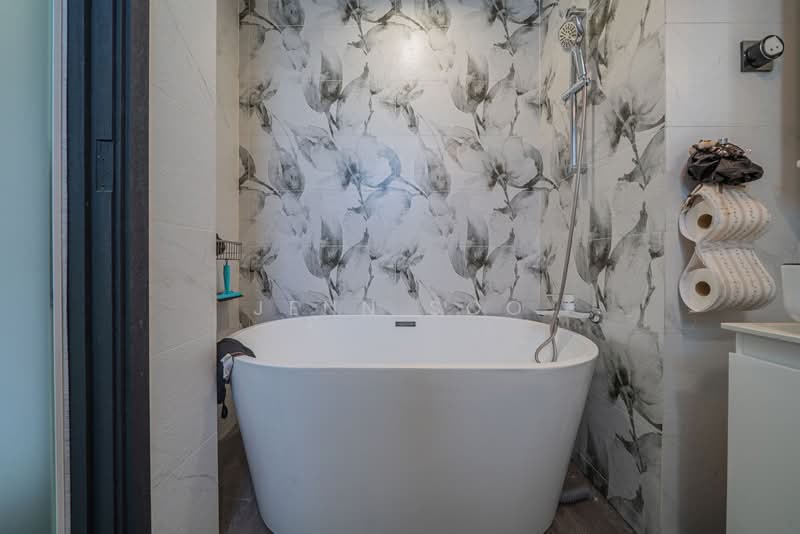 Regent Heights Condominium For Sale at S$ 1,500,000 | PropertyGuru Singapore - Bathroom