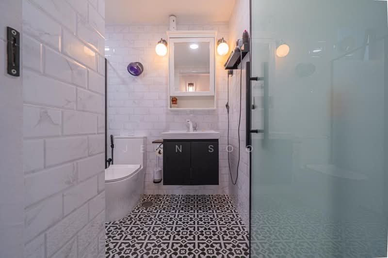 Regent Heights Condominium For Sale at S$ 1,500,000 | PropertyGuru Singapore - Bathroom