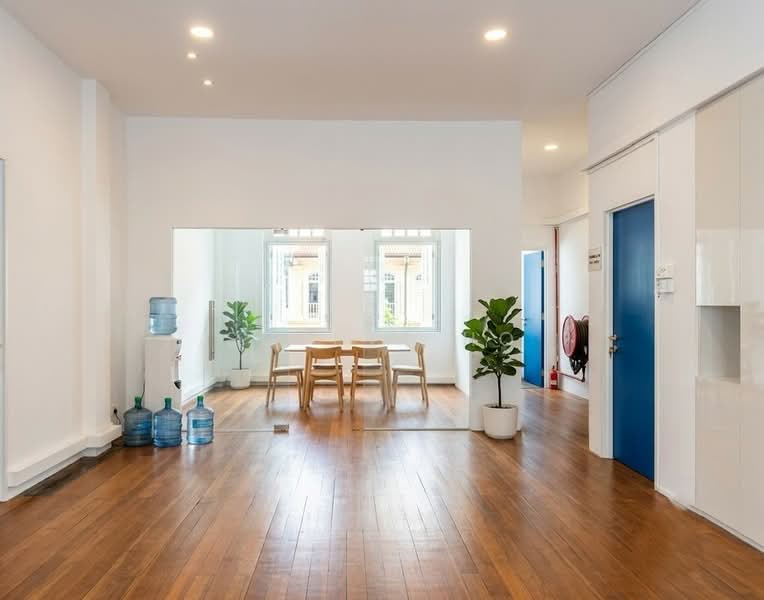 Shophouse Office For Rent. Telok Ayer Street. Fully-fitted with 1 meeting room, Telok Ayer Street, Amoy Street, Stanley Street, Club Street, 1,000 sqft, Office For Rent, by Sophia Ho, 500100728 - Interior - CommercialGuru.com.sg