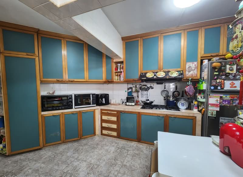 232 Compassvale Walk HDB Flat For Sale at S$ 800,000 | PropertyGuru Singapore - Kitchen