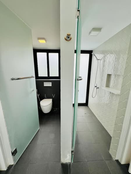 Namly Vicinity, , 5 Bedrooms, 5,574 sqft, Semi-Detached House For Rent, by Sylvia Lee, 500100768 - Jack & Jill Bathroom - PropertyGuru.com.sg