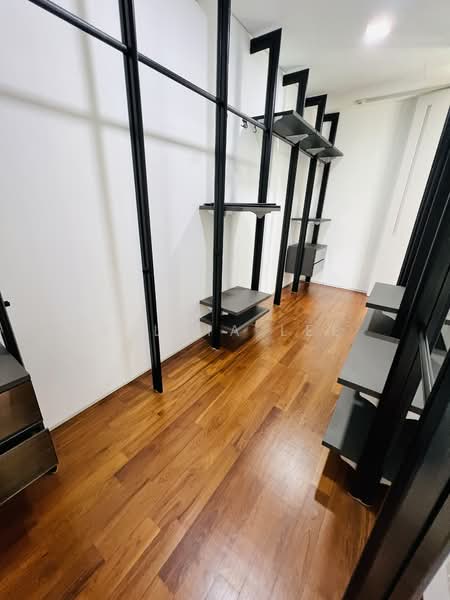 Namly crescent, , 5 Bedrooms, 5,574 sqft, Semi-Detached House For Rent, by Sylvia Lee, 500100768 - Master wardrobe - PropertyGuru.com.sg