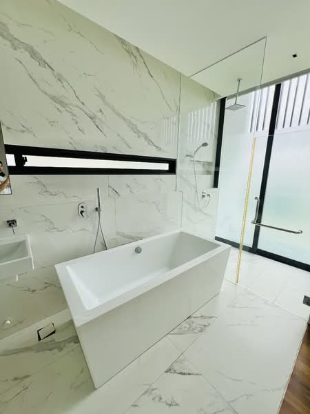 Namly Vicinity, , 5 Bedrooms, 5,574 sqft, Semi-Detached House For Rent, by Sylvia Lee, 500100768 - Master Bathroom - PropertyGuru.com.sg