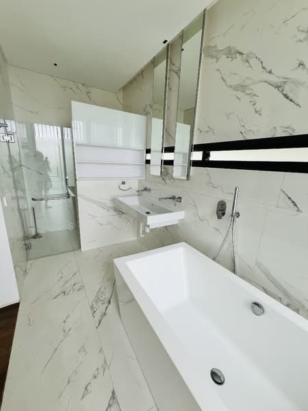 Namly Vicinity, , 5 Bedrooms, 5,574 sqft, Semi-Detached House For Rent, by Sylvia Lee, 500100768 - Master Bathroom - PropertyGuru.com.sg