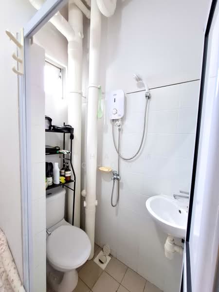 Kerrisdale Condominium For Sale at S$ 2,199,999 | PropertyGuru Singapore - Bathroom