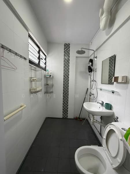 540 Jurong West Avenue 1 HDB Flat For Sale at S$ 499,999 | PropertyGuru Singapore - Bathroom