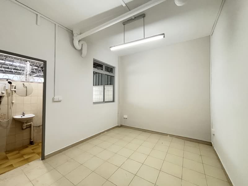 Koon Seng Road | Co-Living welcome!, Koon Seng Road, 4 Bedrooms, 2,219 sqft, Corner Terrace For Rent, by Darren Keong, 500100834 - Bathroom - PropertyGuru.com.sg