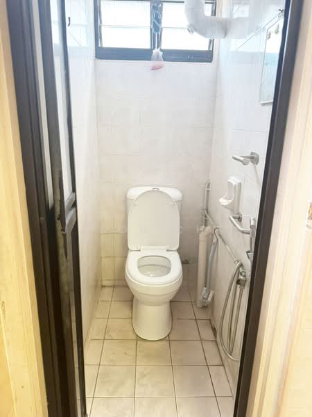 8 Marsiling Drive, 8 Marsiling Drive, 4 Bedrooms, 947 sqft, HDB Flat For Rent, by Jason Chen, 500100888 - Bathroom - PropertyGuru.com.sg