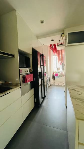Central Green Condominium For Sale at S$ 1,800,000 | PropertyGuru Singapore - Kitchen
