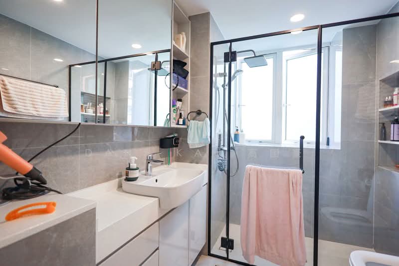 Edelweiss Park Condo Condominium For Sale at S$ 2,580,000 | PropertyGuru Singapore - Bathroom