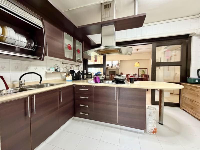 705 Pasir Ris Drive 10 HDB Flat For Sale at S$ 768,000 | PropertyGuru Singapore - Kitchen