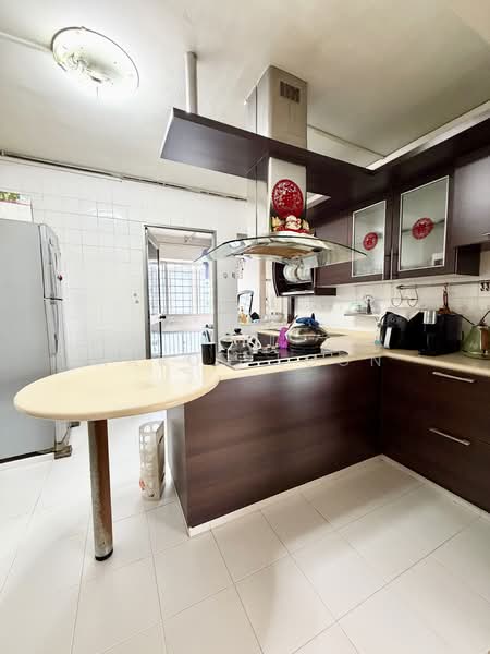 705 Pasir Ris Drive 10 HDB Flat For Sale at S$ 768,000 | PropertyGuru Singapore - Kitchen