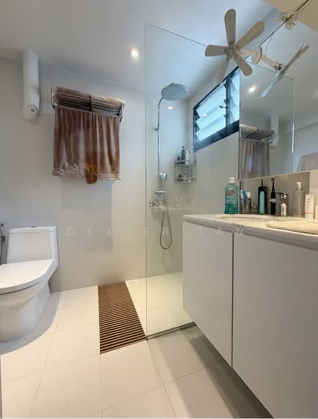 238 Lorong 1 Toa Payoh HDB Flat For Sale at S$ 1,000,000 | PropertyGuru Singapore - Bathroom