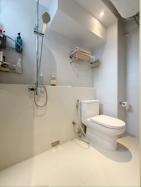 238 Lorong 1 Toa Payoh HDB Flat For Sale at S$ 1,000,000 | PropertyGuru Singapore - Bathroom