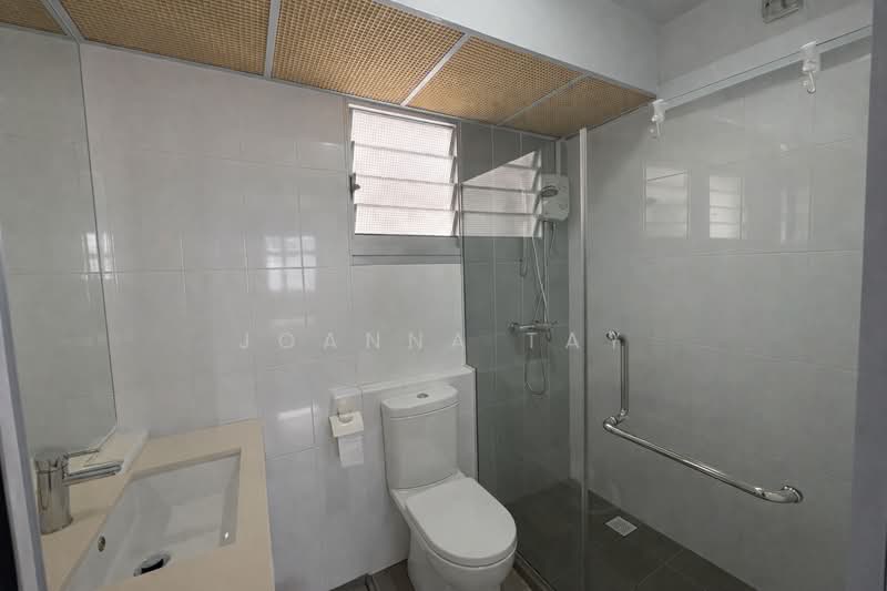 878A Tampines Avenue 8 HDB Flat For Sale at S$ 750,000 | PropertyGuru Singapore - Bathroom