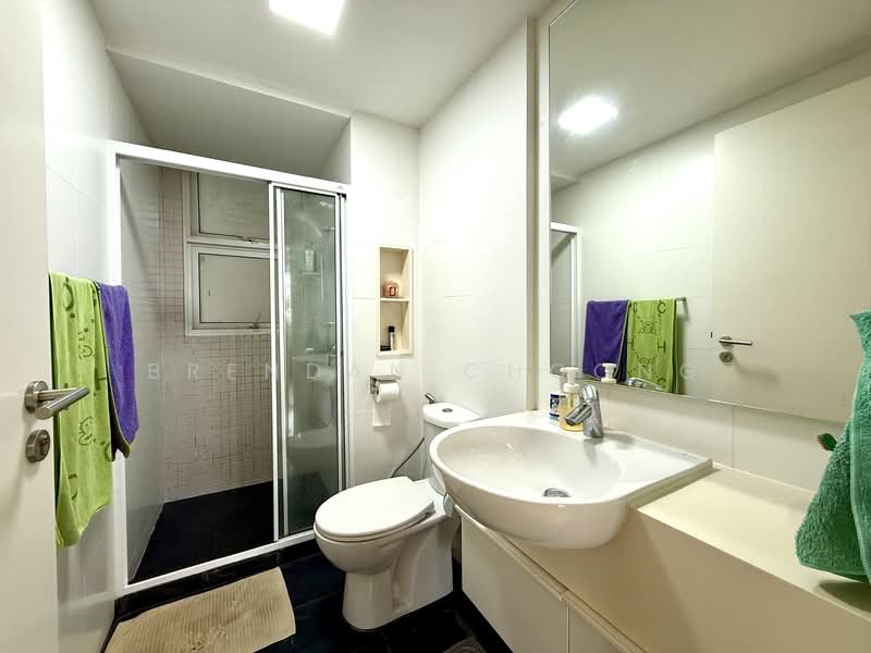 The Esparis Condominium For Sale at S$ 1,450,000 | PropertyGuru Singapore - Bathroom