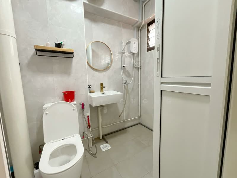 203 Bishan Street 23 HDB Flat For Sale at S$ 850,000 | PropertyGuru Singapore - Common Bathroom
