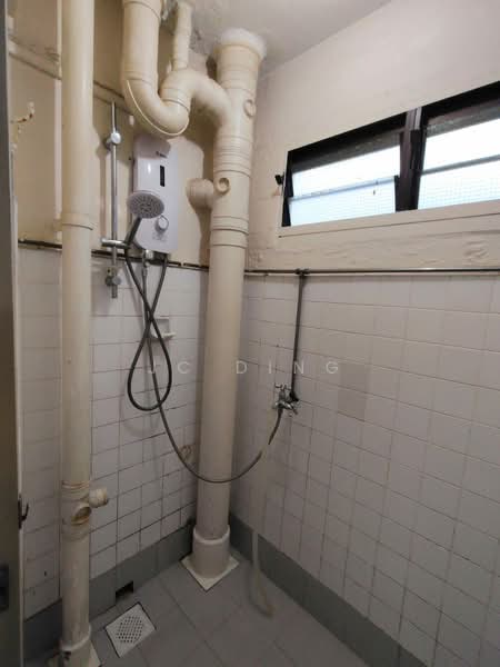 12 Holland Avenue, 12 Holland Avenue, 2 Bedrooms, 786 sqft, HDB Flat For Sale, by JC Ding, 500100960 - Bathroom - PropertyGuru.com.sg