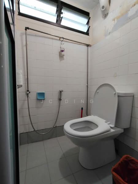 12 Holland Avenue, 12 Holland Avenue, 2 Bedrooms, 786 sqft, HDB Flat For Sale, by JC Ding, 500100960 - Bathroom - PropertyGuru.com.sg