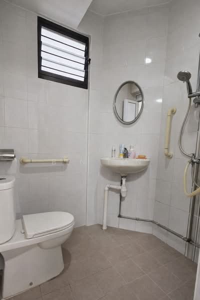257 Jurong East Street 24 HDB Flat For Sale at S$ 415,000 | PropertyGuru Singapore - Common Bathroom