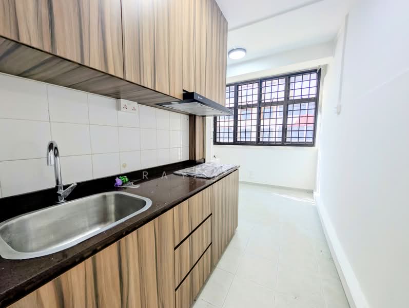 6 Beach Road HDB Flat For Sale at S$ 588,888 | PropertyGuru Singapore - Kitchen