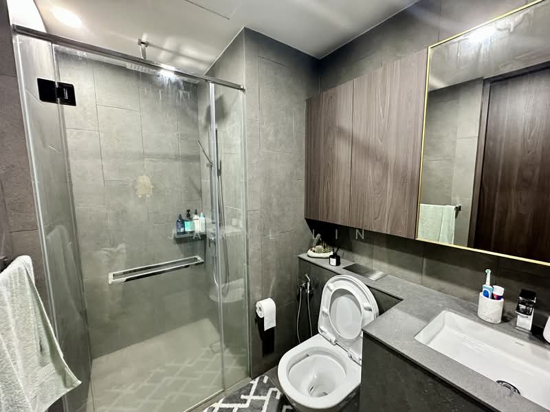 Midtown Modern Condominium For Sale at S$ 1,400,000 | PropertyGuru Singapore - Bathroom